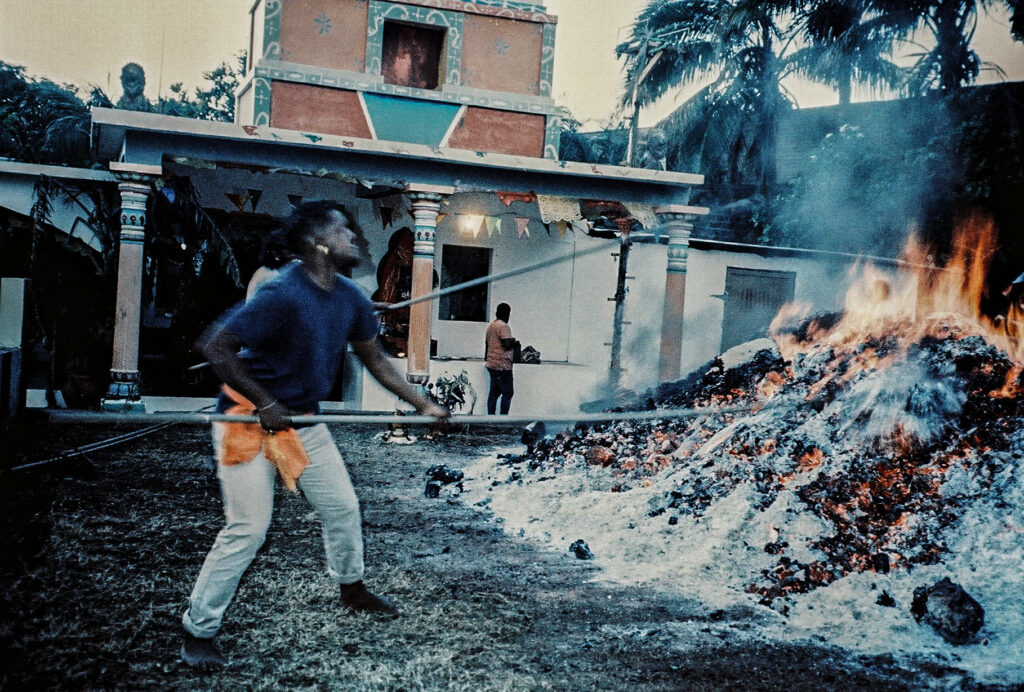 Préparation d'une marche sur le feu à Grand Bois. © Olivier Ceccaldi
