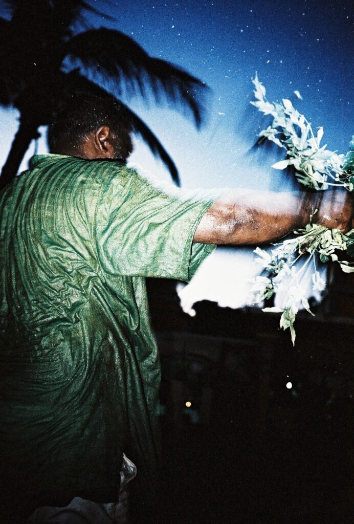 Préparation d'une marche sur le feu à Grand Bois. © Olivier Ceccaldi