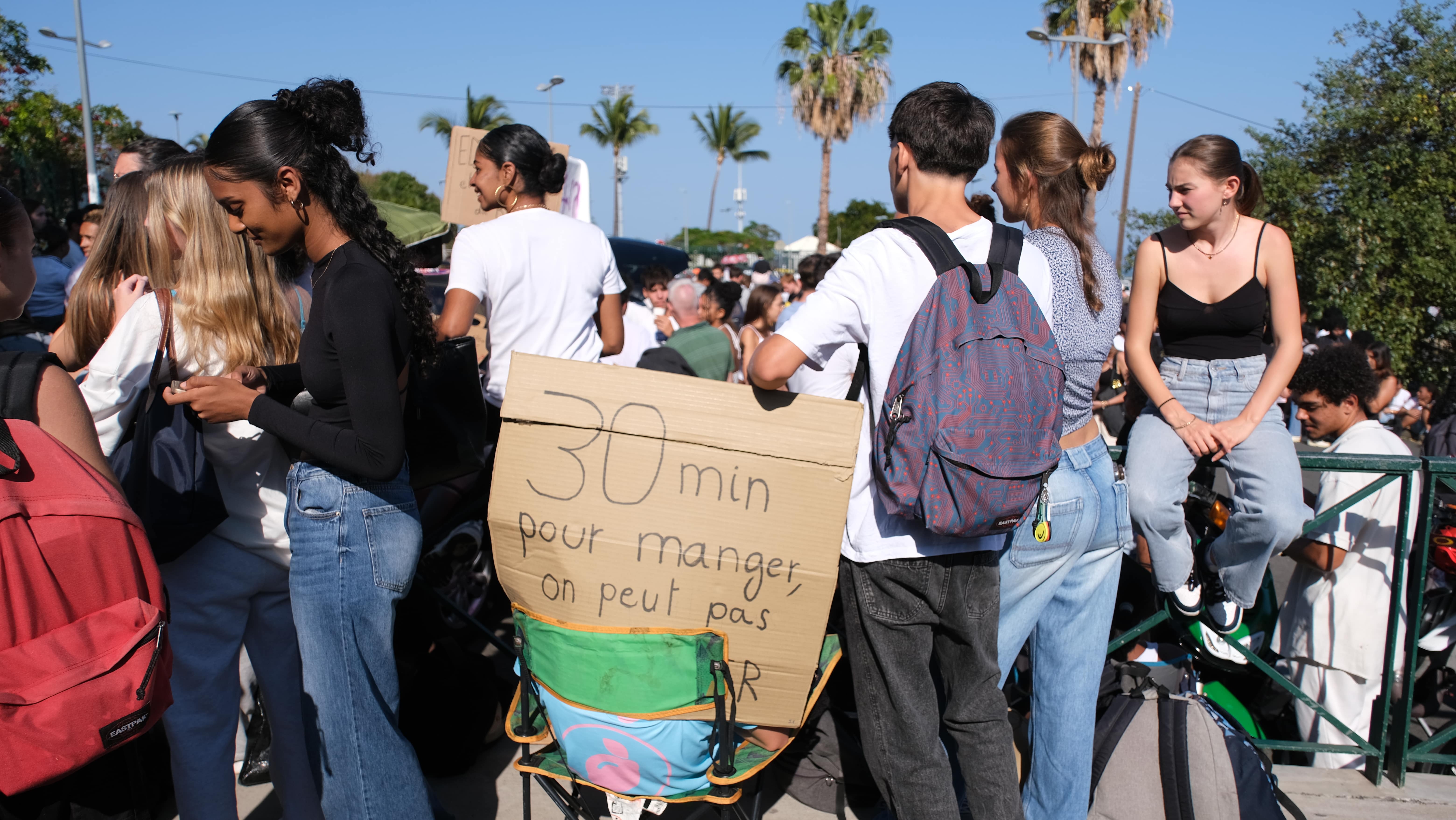 manifestation lycée Evariste de Parny