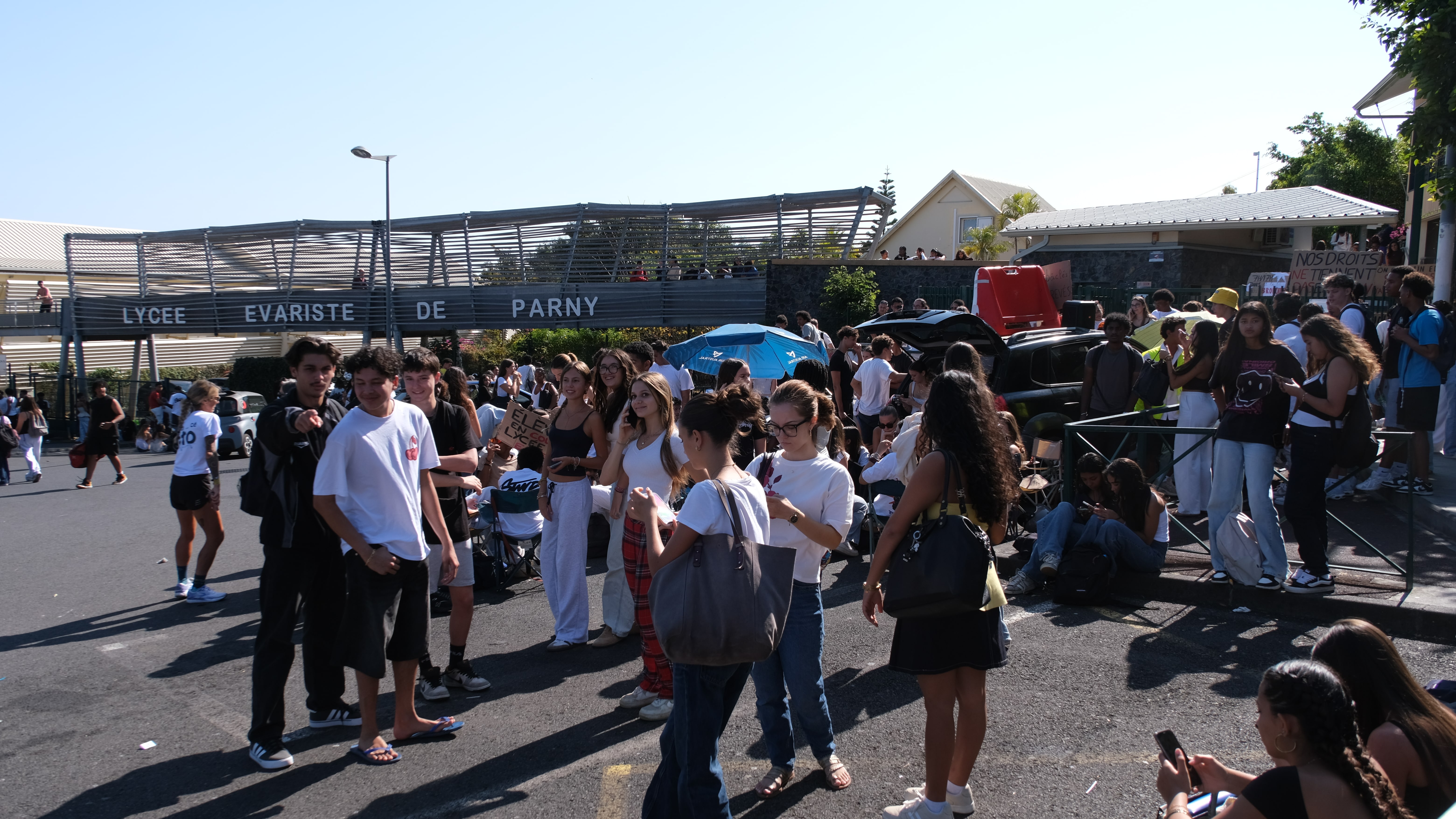 manifestation lycée Evariste de Parny