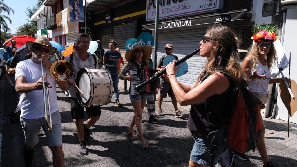 manifestation des résistances Saint-Pierre Attac, Greenpeace, Citoyen pour le climat, XR. @Philippe Nanpon