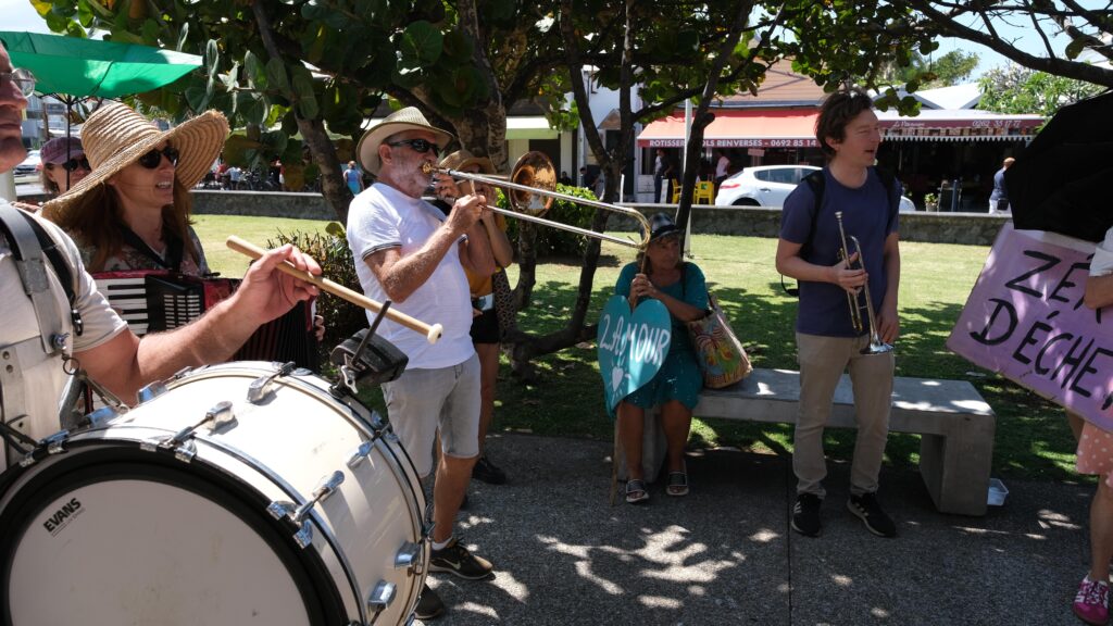 manifestation des résistances Saint-Pierre Attac, Greenpeace, Citoyen pour le climat, XR. @Philippe Nanpon