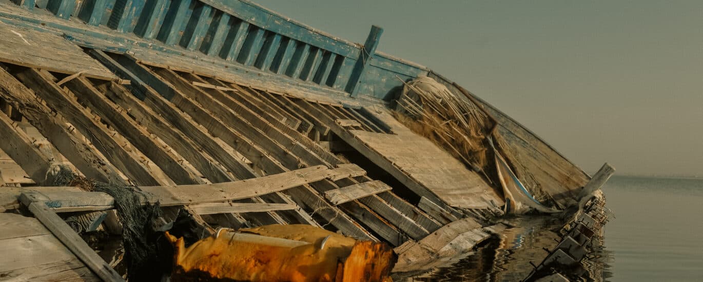 Embarcation de personnes exilées abandonnée au large des côtes tunisiennes près de la frontière avec la Libye.© Olivier Ceccaldi