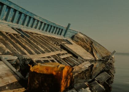 Embarcation de personnes exilées abandonnée au large des côtes tunisiennes près de la frontière avec la Libye.© Olivier Ceccaldi