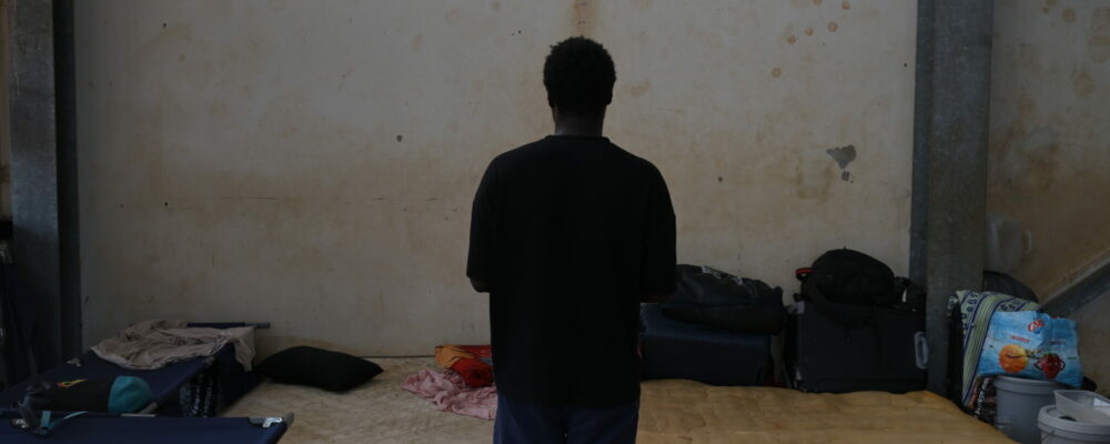 Personne exilée dans le collège de Tsoundzou à Mayotte. © Olivier Ceccaldi
