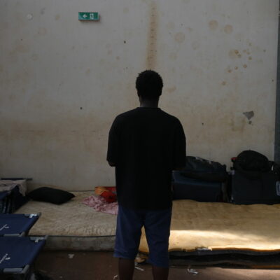 Personne exilée dans le collège de Tsoundzou à Mayotte. © Olivier Ceccaldi