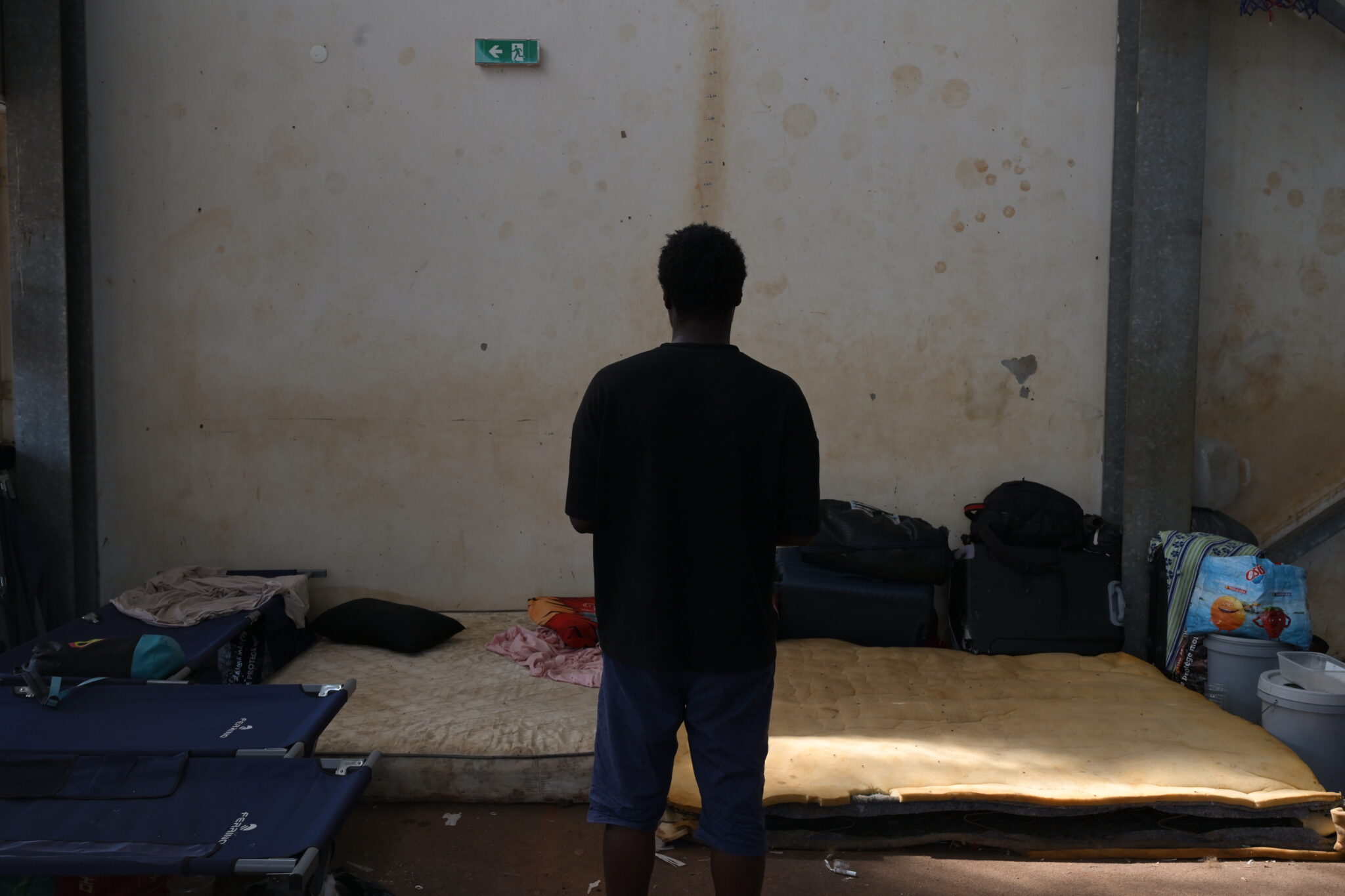 Personne exilée dans le collège de Tsoundzou à Mayotte. © Olivier Ceccaldi