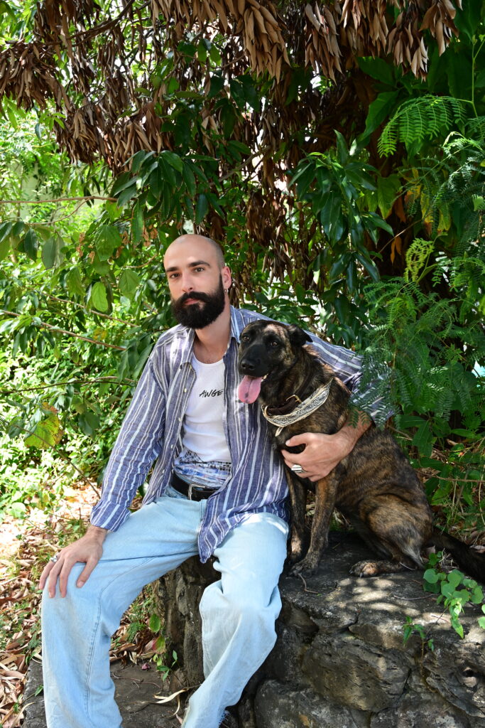 Edouard Richard et sa chienne. © Olivier Ceccaldi