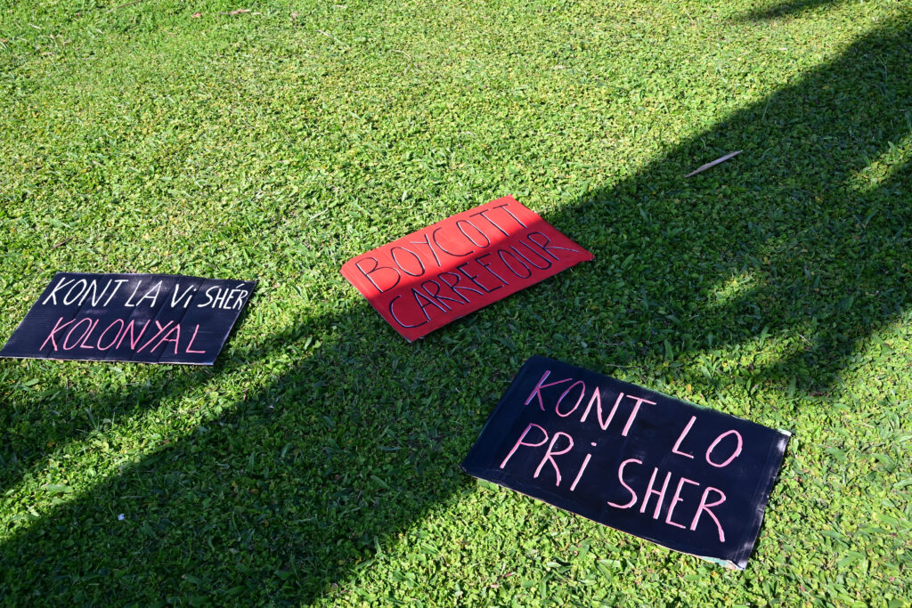 Le Boycott de Carrefour a deux objectif : lutter contre la vie chère et contre le pouvoir colonial. © Olivier Ceccaldi