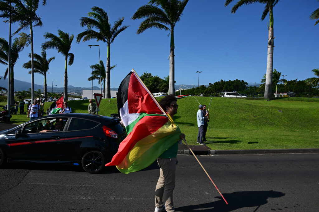 Mathieu Raffini, du collectif Réunion Palestine, tente de mobiliser les automobilistes à rejoindre la manifestation du jour. © Olivier Ceccaldi