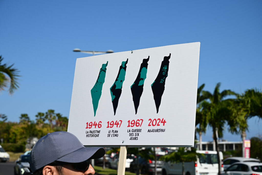 Sur la pancarte, on peut voir une évolution de la carte de la Palestine et de l'ampleur de la colonisation israélienne. © Olivier Ceccaldi