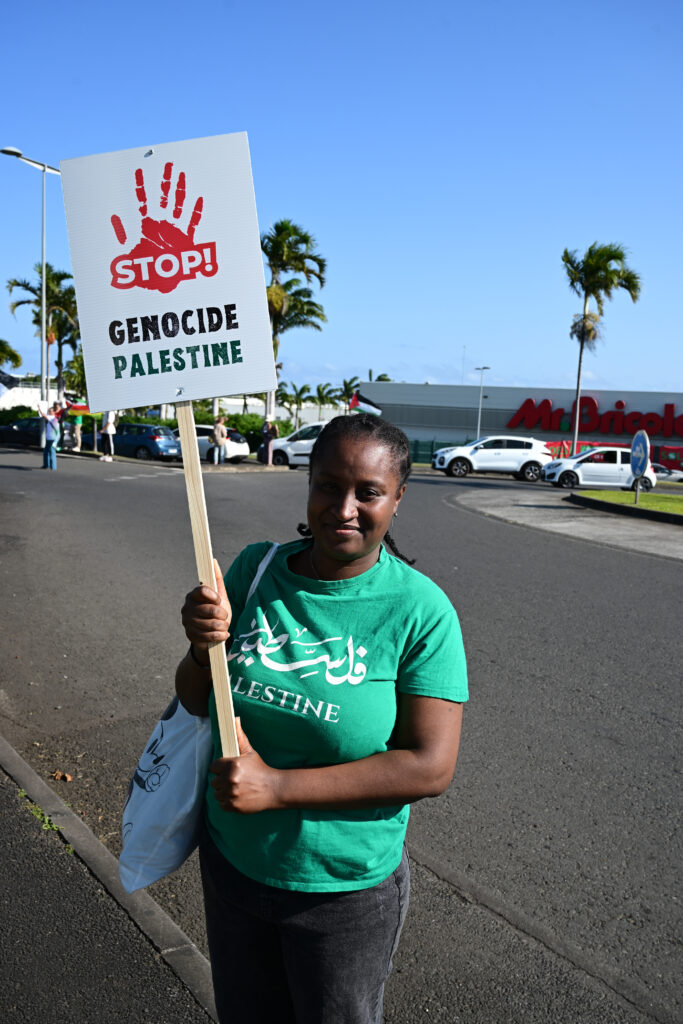 Militante avec une pancarte qui appelle à l'arrêt du génocide en Palestine. © Olivier Ceccaldi