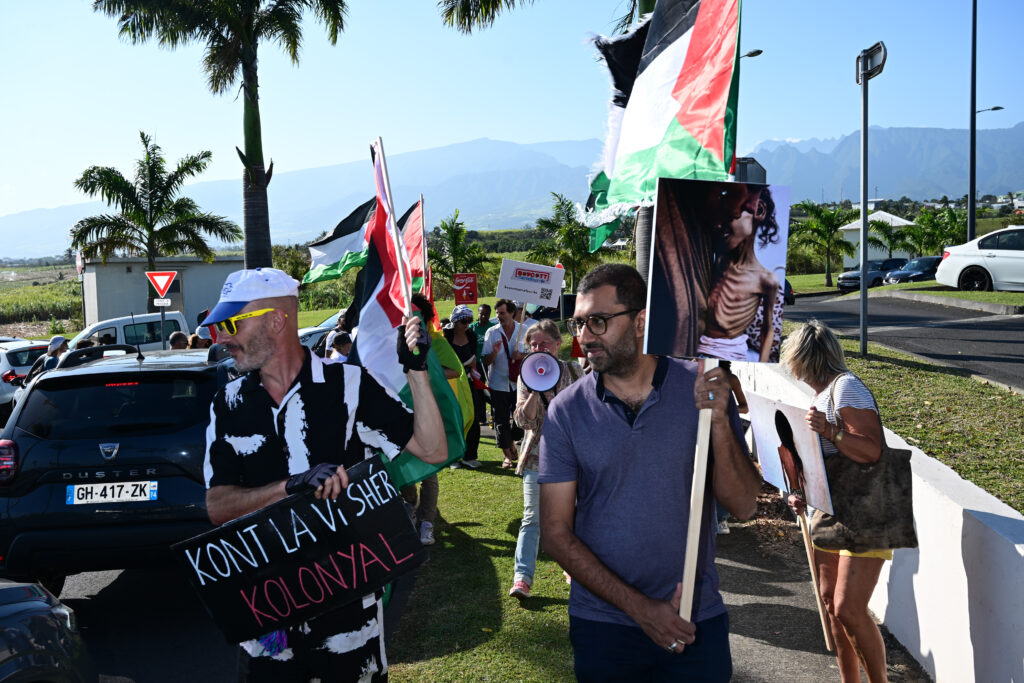 Vers 16h, le cortège d'une quarantaine de personnes se dirige vers l'entrée du Carrefour. © Olivier Ceccaldi