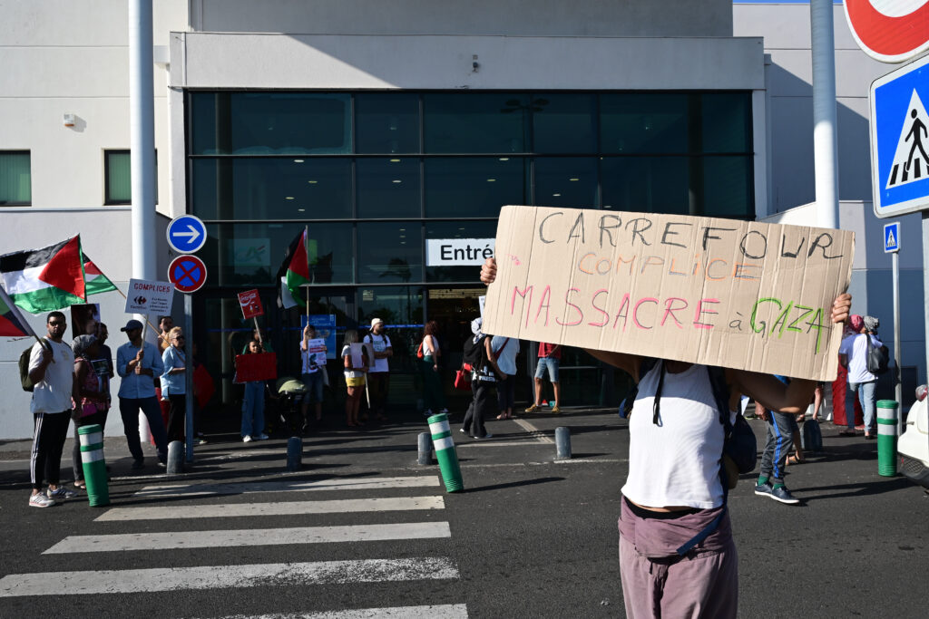 Les militant.es présent.es interpellent les client.es de l'enseigne sans pour autant bloquer l'entrée. © Olivier Ceccaldi