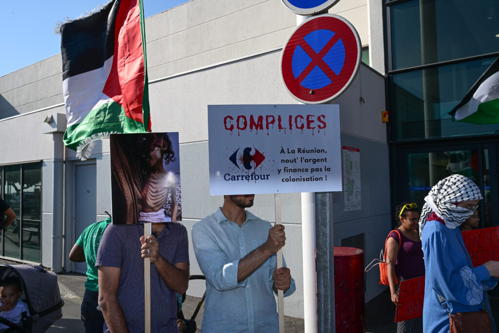Les militant.es présent.es interpellent les client.es de l'enseigne sans pour autant bloquer l'entrée. © Olivier Ceccaldi