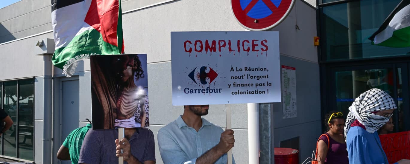 Les militant.es présent.es interpellent les client.es de l'enseigne sans pour autant bloquer l'entrée. © Olivier Ceccaldi