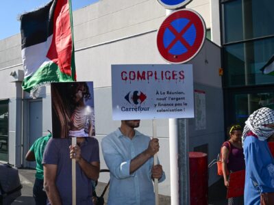 Les militant.es présent.es interpellent les client.es de l'enseigne sans pour autant bloquer l'entrée. © Olivier Ceccaldi