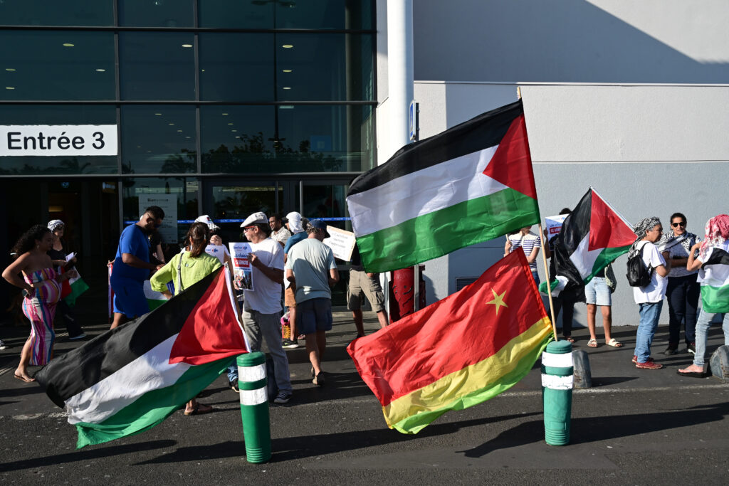 Les militant.es présent.es interpellent les client.es de l'enseigne sans pour autant bloquer l'entrée. © Olivier Ceccaldi