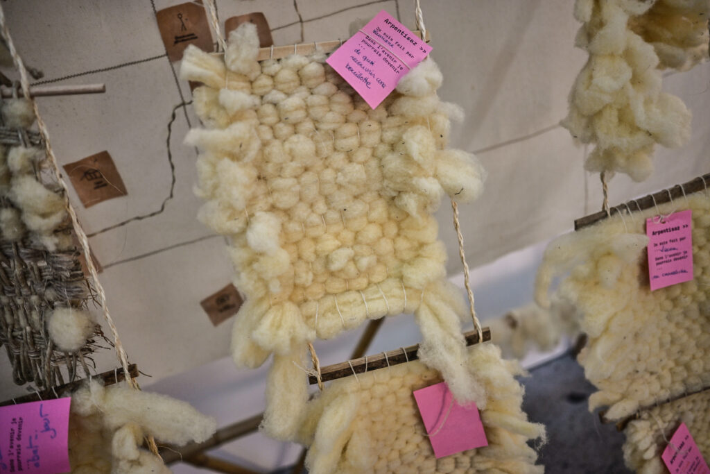 Travaux réalisés lors de l'atelier d'initiation au tissage avec de la laine feutrée.