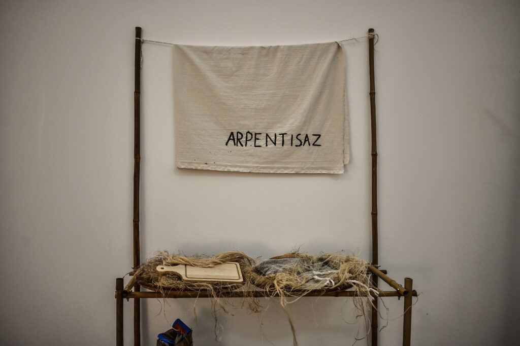 Les participants aux ateliers peuvent récupérer ici des fibres de bananiers et les retravailler.