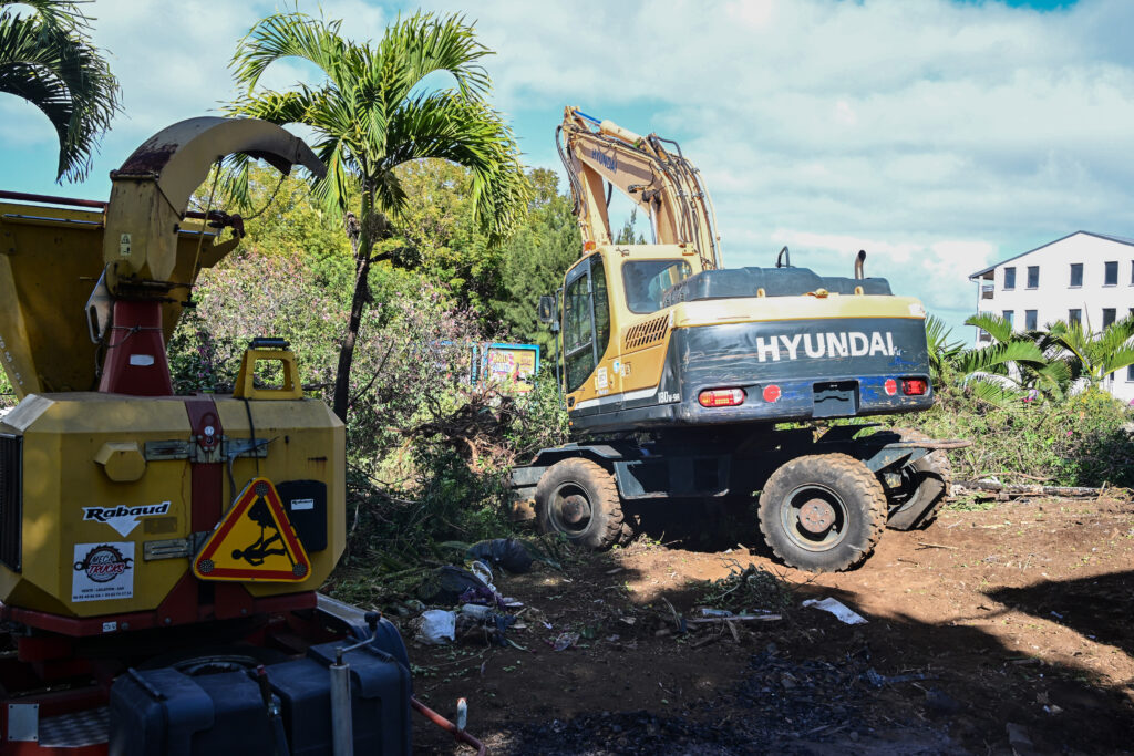 Destruction du rond-point des Zazalés par la commune du Tampon. © Olivier Ceccaldi