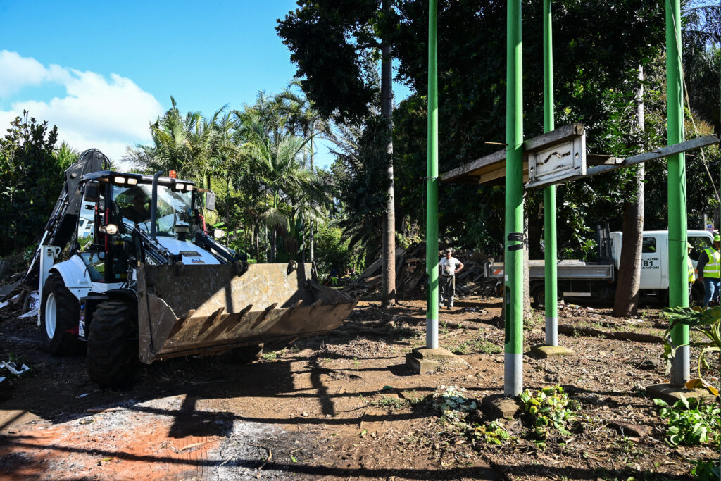 Destruction du rond-point des Zazalés par la commune du Tampon. © Olivier Ceccaldi