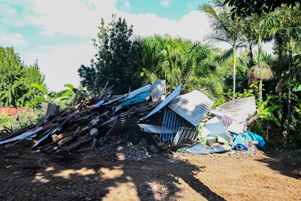 Destruction du rond-point des Zazalés par la commune du Tampon. © Olivier Ceccaldi