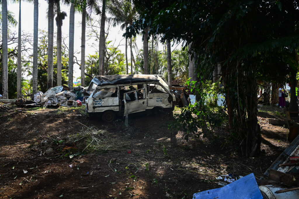 Destruction du rond-point des Zazalés par la commune du Tampon. © Olivier Ceccaldi