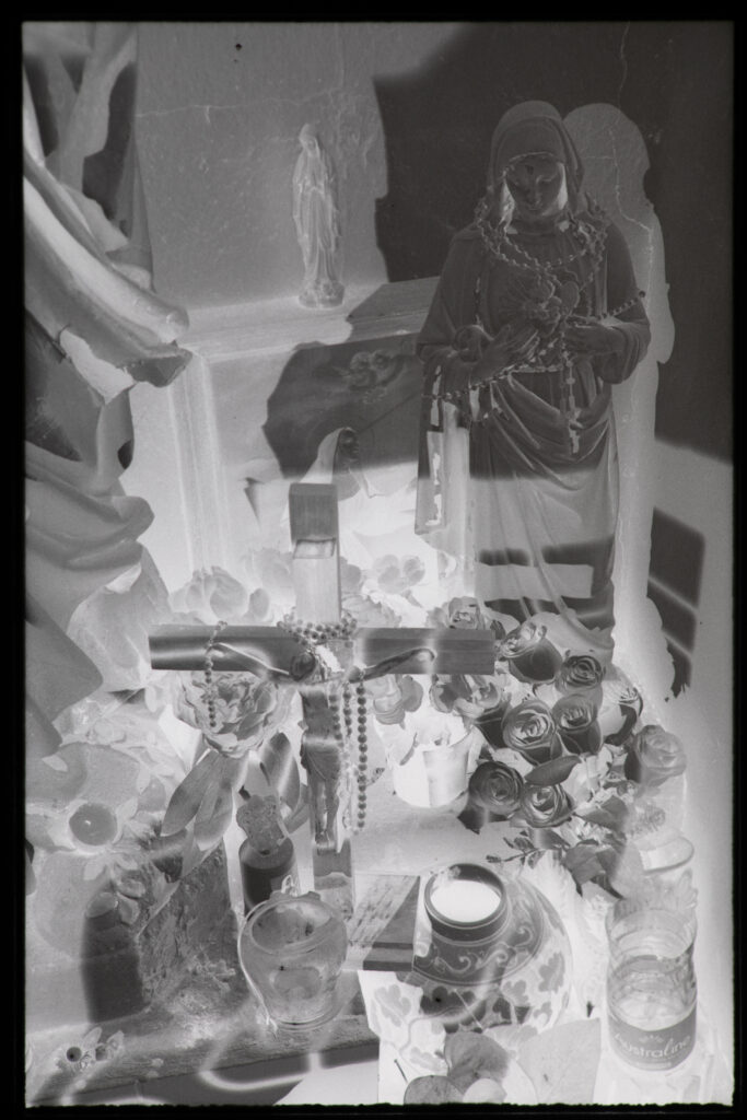 Autel à la vierge Marie dans le quartier de Terre Sainte. © Olivier Ceccaldi