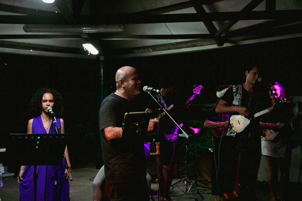 Sofon, sa fille Aia et Raimanu au ukulélé? © Olivier Ceccaldi