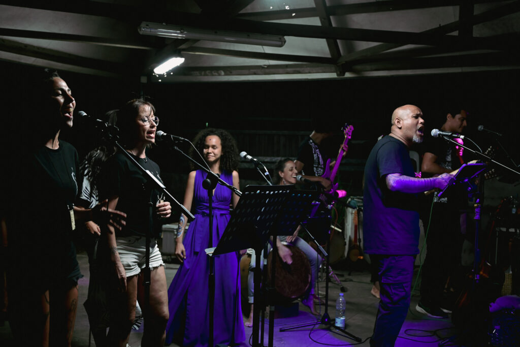 Patricia et Martine, danseuses dans la troupe de Poe, accompagnent le groupe de leurs voix. © Olivier ceccaldi