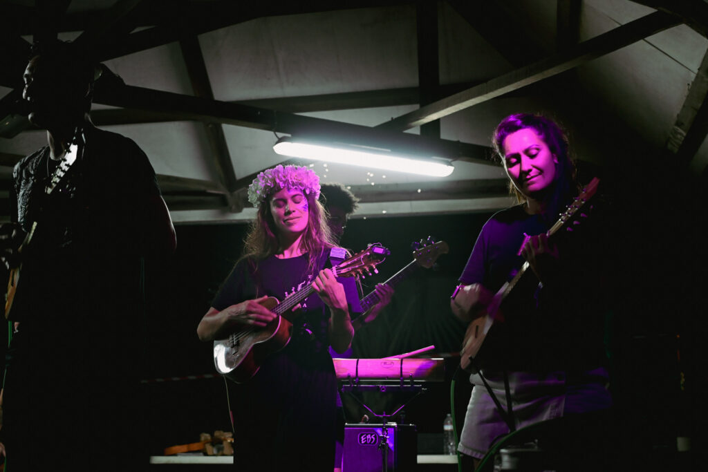 Melissa et Poerava au ukulélé avec Greg en arrière plan à la basse. © Olivier Ceccaldi