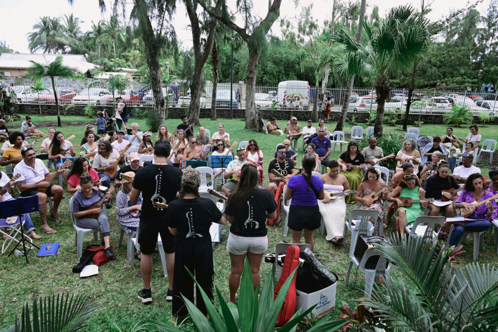 Challenge des 100 ukulélés. © Olivier Ceccaldi