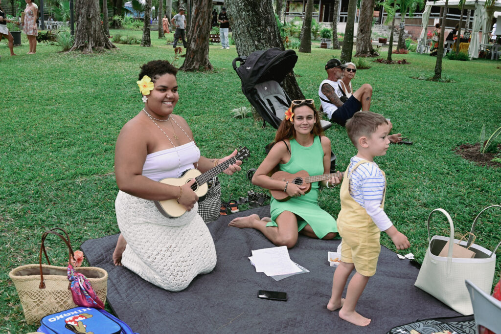 Participantes au challenge des 100 ukulélés. © Olivier Ceccaldi