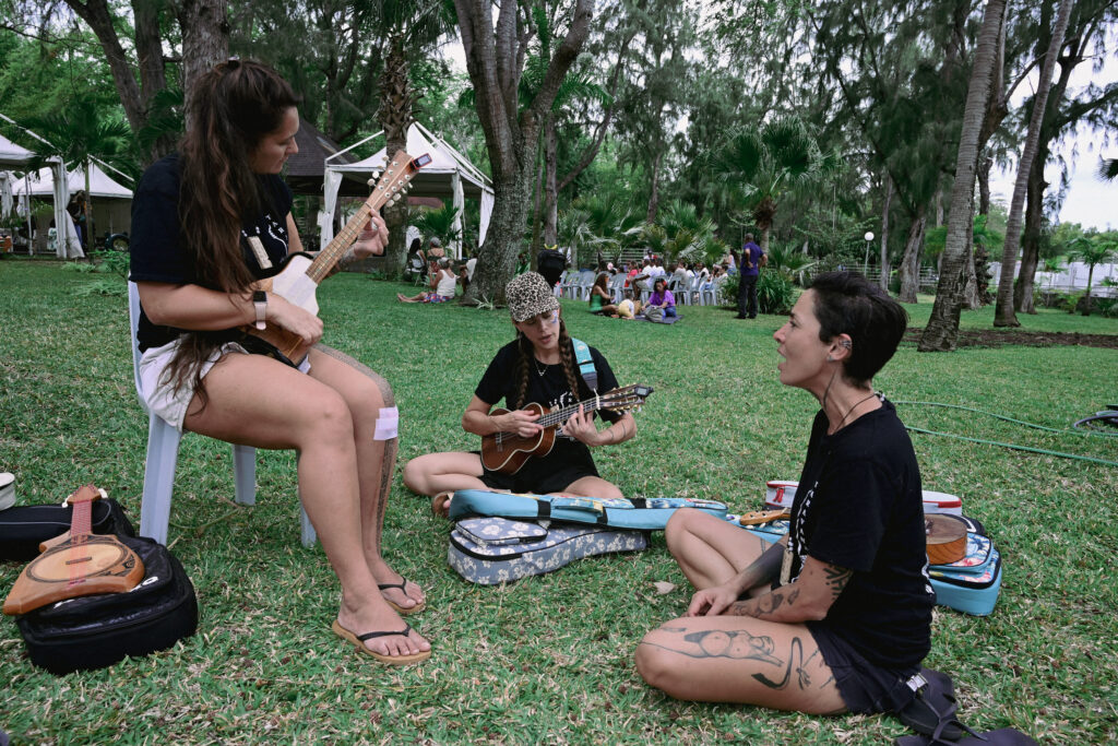 Poerava, Melissa et Patricia répète avant le concert. © Olivier Ceccaldi