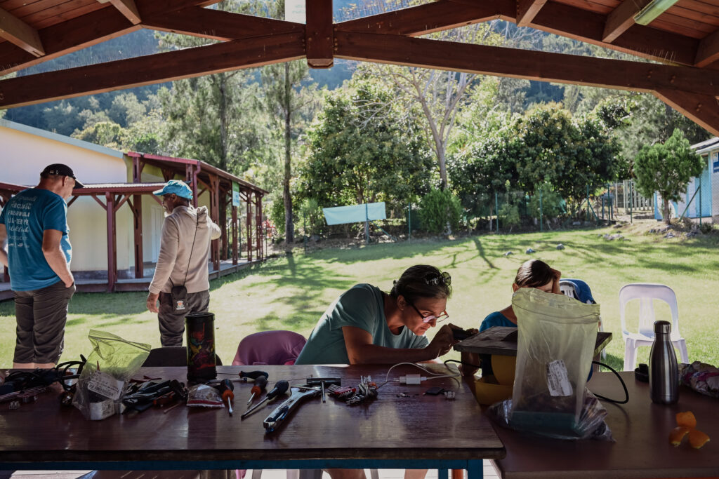 Equipe Ecopratik en pleine réparation à Ilet à Malheur. © Olivier Ceccaldi