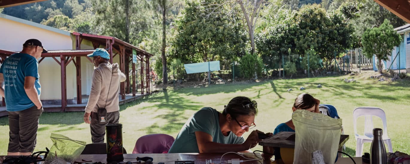 Equipe Ecopratik en pleine réparation à Ilet à Malheur. © Olivier Ceccaldi