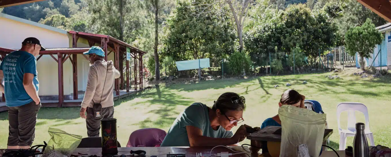 Equipe Ecopratik en pleine réparation à Ilet à Malheur. © Olivier Ceccaldi