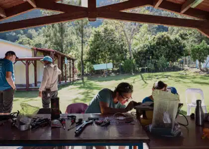 Equipe Ecopratik en pleine réparation à Ilet à Malheur. © Olivier Ceccaldi