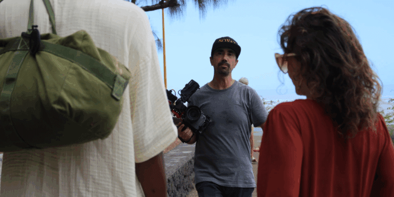 Cedric Demaison, photographe professionnel et réalisateur/vidéaste des clips vidéos Ola et Amont Amwin pour le groupe de maloya Salangane.