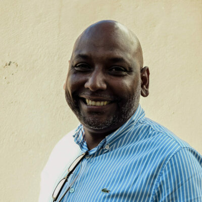 Portrait de Thierry Robert, ancien maire de Saint-Leu, ancien député et conseiller régional. Actuellement en campagne pour les municipales de 2026 à Saint-Leu. Le 14/11/2025 à Saint-Pierre. © Olivier Ceccaldi