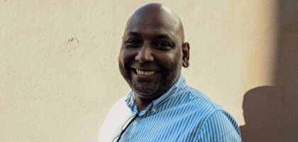 Portrait de Thierry Robert, ancien maire de Saint-Leu, ancien député et conseiller régional. Actuellement en campagne pour les municipales de 2026 à Saint-Leu. Le 14/11/2025 à Saint-Pierre. © Olivier Ceccaldi