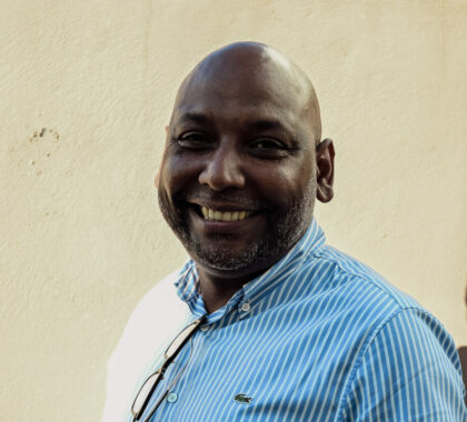 Portrait de Thierry Robert, ancien maire de Saint-Leu, ancien député et conseiller régional. Actuellement en campagne pour les municipales de 2026 à Saint-Leu. Le 14/11/2025 à Saint-Pierre. © Olivier Ceccaldi