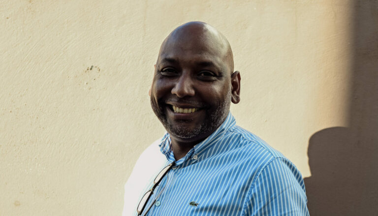 Portrait de Thierry Robert, ancien maire de Saint-Leu, ancien député et conseiller régional. Actuellement en campagne pour les municipales de 2026 à Saint-Leu. Le 14/11/2025 à Saint-Pierre. © Olivier Ceccaldi