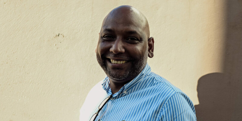 Portrait de Thierry Robert, ancien maire de Saint-Leu, ancien député et conseiller régional. Actuellement en campagne pour les municipales de 2026 à Saint-Leu. Le 14/11/2025 à Saint-Pierre. © Olivier Ceccaldi