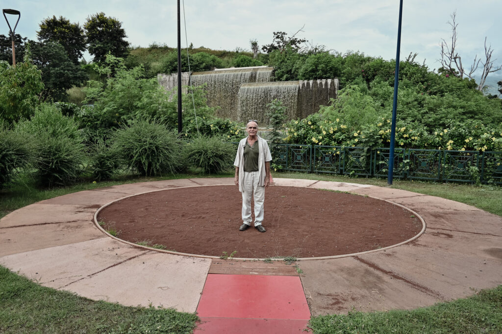 Karl Kugel au milieu du rond Ker saignant au Port, un projet qu'il a supervisé dans la ligné de son projet photographique autour du moringue.