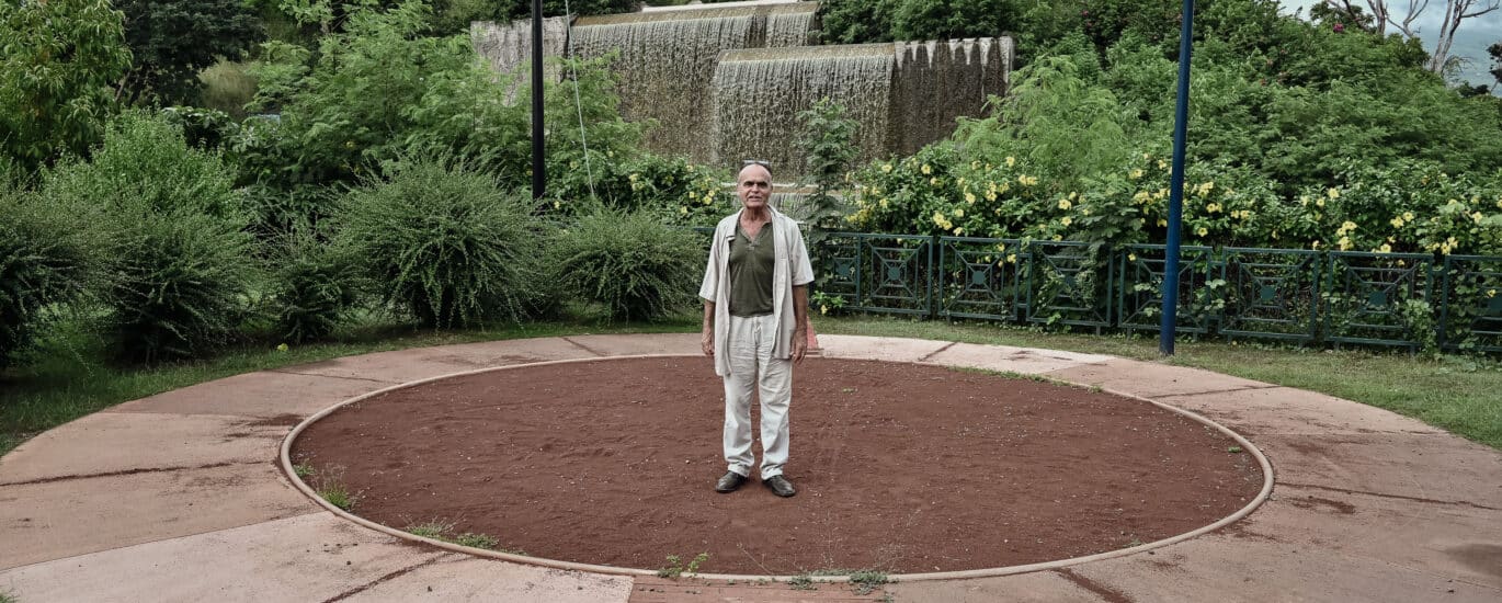 Karl Kugel au milieu du rond Ker saignant au Port, un projet qu'il a supervisé dans la ligné de son projet photographique autour du moringue.