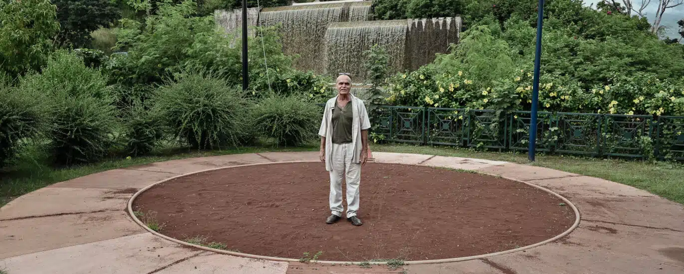 Karl Kugel au milieu du rond Ker saignant au Port, un projet qu'il a supervisé dans la ligné de son projet photographique autour du moringue.
