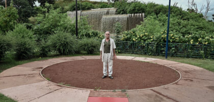 Karl Kugel au milieu du rond Ker saignant au Port, un projet qu'il a supervisé dans la ligné de son projet photographique autour du moringue.