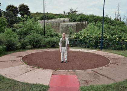 Karl Kugel au milieu du rond Ker saignant au Port, un projet qu'il a supervisé dans la ligné de son projet photographique autour du moringue.